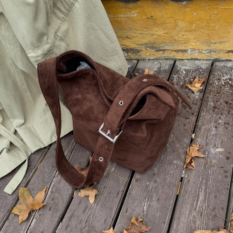 Вместительная сумка-тоут женская 2025 новая, женская сумка для通勤, высококлассная ретро-сумка через плечо, сумка-кроссбоди, сумка-ведро