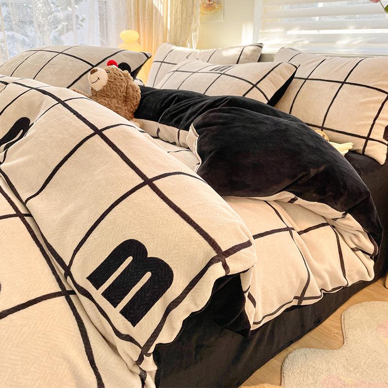 Зимний комплект постельного белья из молочного велюра 2025: Свежее коралловое флисовое и фланелевое одеяло, простыня, наволочка