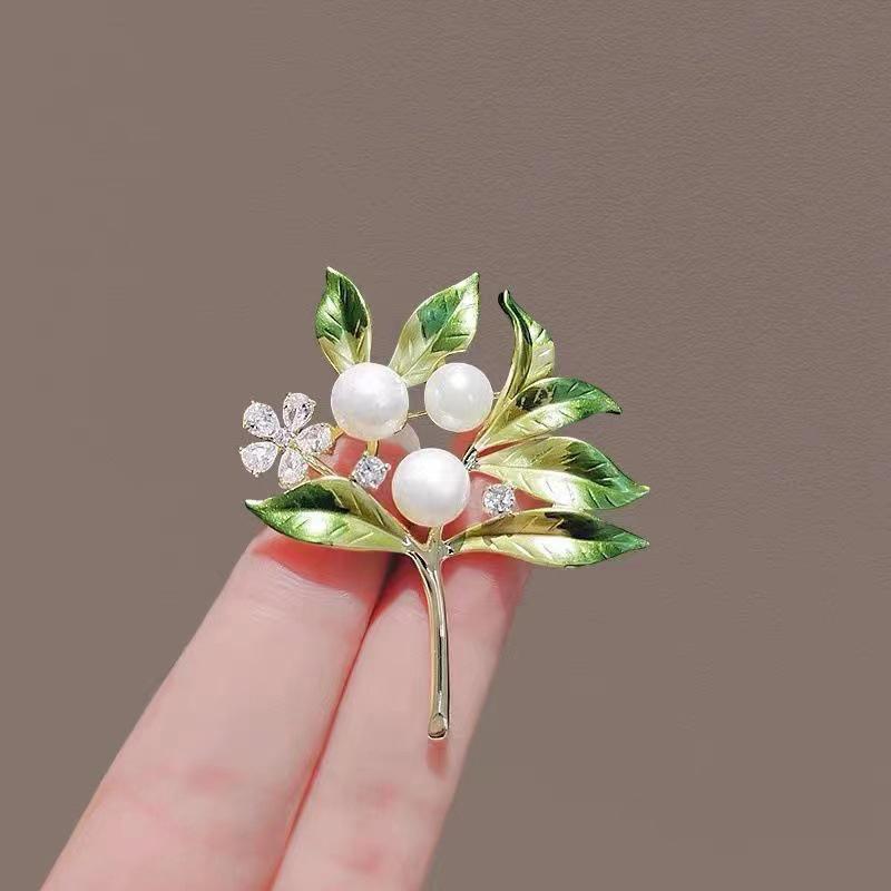 Модные броши с жемчугом и зеленым листом в виде цветка гардении для женщин, одежда, пальто, ювелирные изделия, аксессуары, подарки