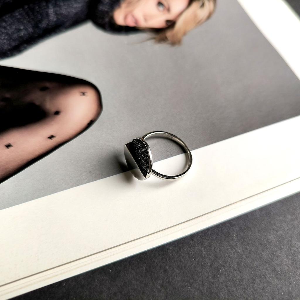 Серебряное кольцо с фианитами, вес изделия 3,17 гр (60002018)