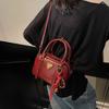 Winter Retro Portable Red Bag Women's 2025 New Fashion Versatile Small Square Bag Simple Versatile Messenger Bag