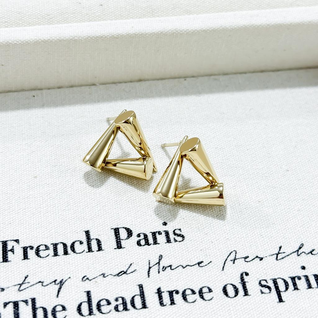 Конические треугольные серьги созданы как изысканные, маленькие, высококачественные, модные, простые и универсальные серьги.