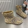 Женские зимние ботильоны на плоской подошве из леопардовой замши с короткими плюшевыми зимними хлопковыми ботинками 2025 года, дизайнерские теплые повседневные удобные ботинки для женщин