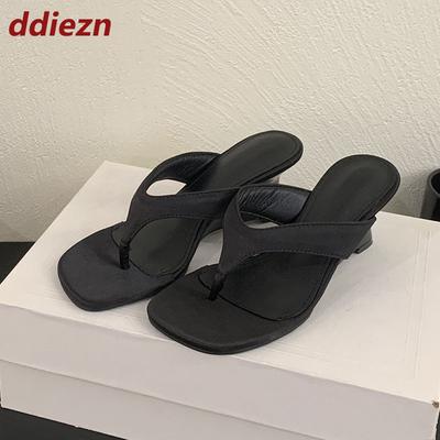 Мода 2025 Новая мода Шелковые женские сандалии на танкетке Обувь Женская обувь на каблуке Неглубокие женские сандалии на танкетке Шлепанцы Обувь Вьетнамки