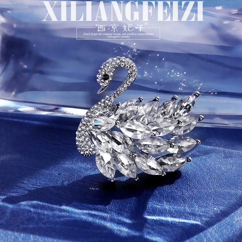 High-end Exquisite Crystal Swan Brooch, Elegant Anti-exposure Clothing Accessory, Chest Pin