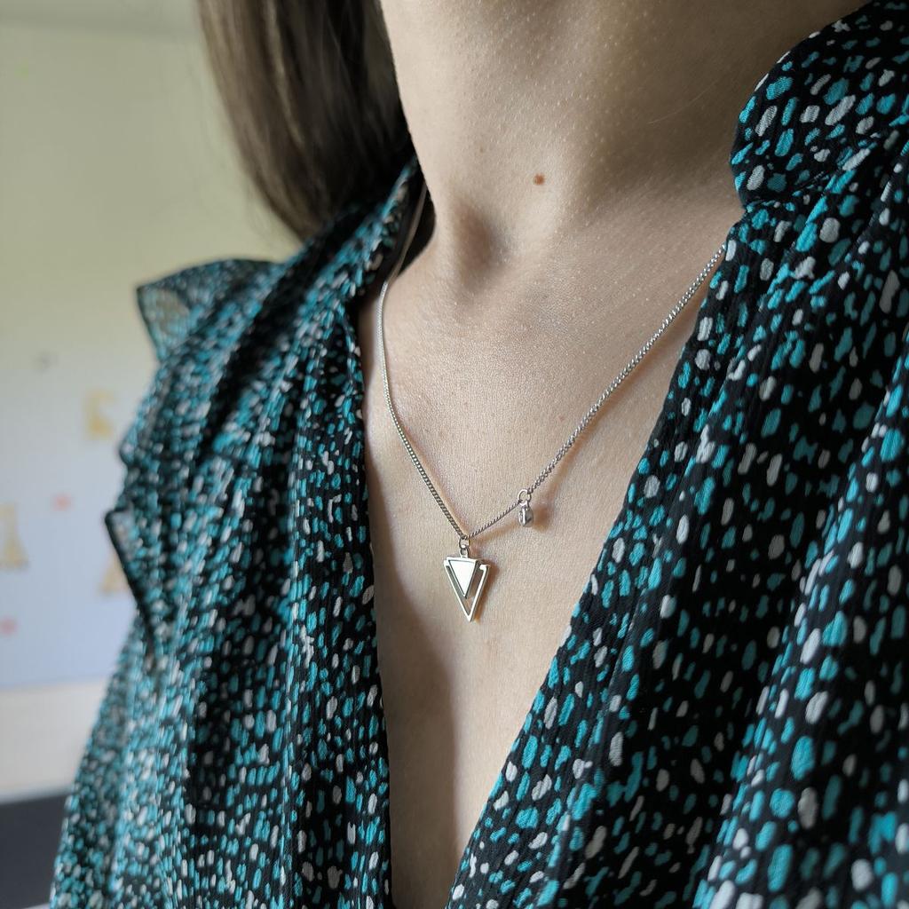 Серебряное колье с натуральным перламутром, вес изделия 3,33 гр (2186496)