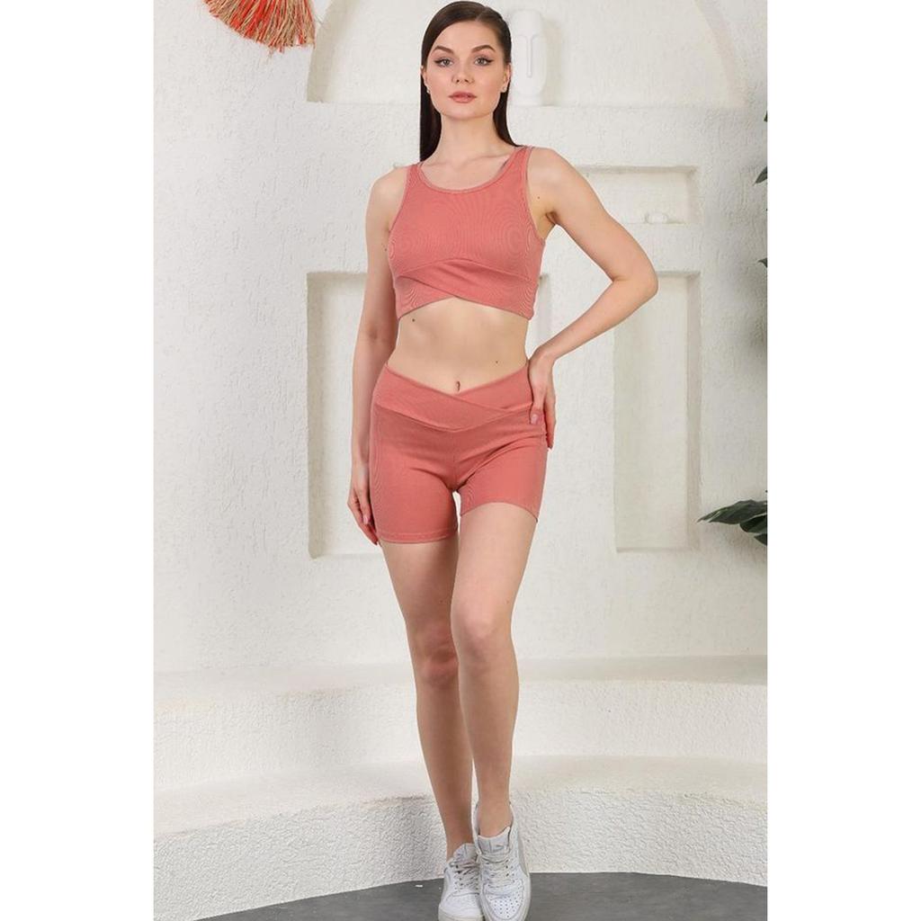 Спортивный комплект из бюстье и шорт в рубчик