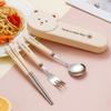 Портативный мультяшный набор столовых приборов из трех предметов: палочки, ложка и вилка. Милый набор детской посуды для студентов и офисных работников для еды на вынос.