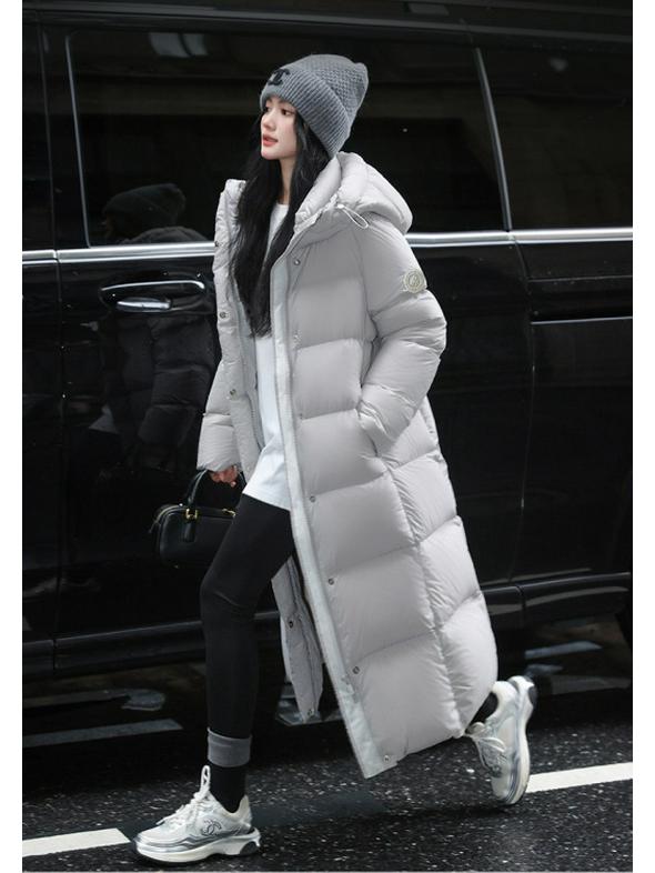 Женское зимнее пуховое пальто светло-зеленого цвета с капюшоном - Длиной до колена, Утепленное, Теплое, Средней длины с нашивками на рукавах.