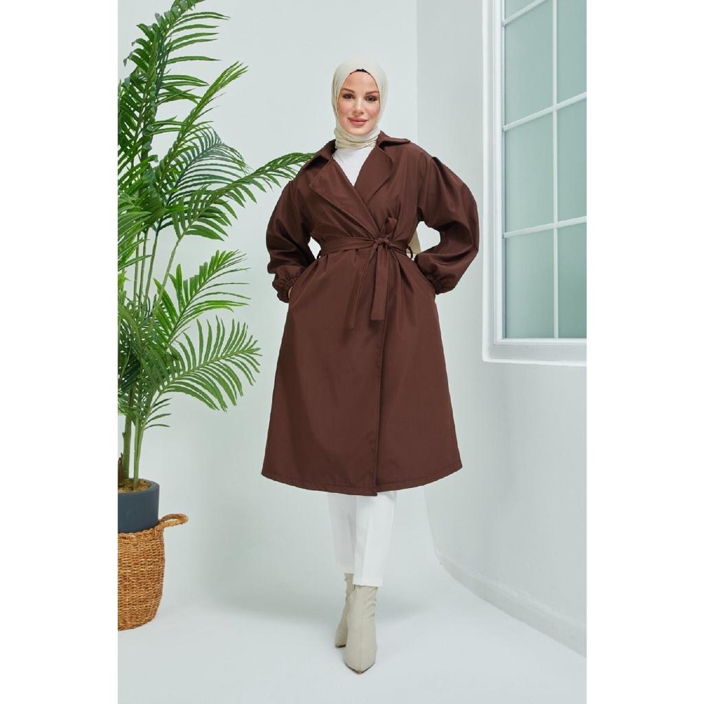 Черный плащ с объемными рукавами и поясом