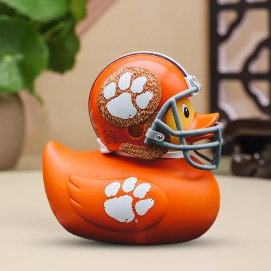 Фигурка Утки-Чемпиона по Регби Статуэтка Мультяшной Утки Играющей в Регби Скульптура Животного Украшение Декор для Дома Офиса Рабочего Стола