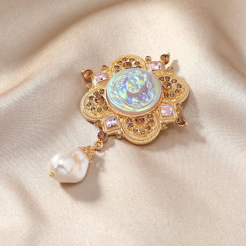 Female Fashion Vintage White Pearl Crystal Flower Brooches For Women Luxury Gold Color Stone Alloy Plant Brooch Safety Pins