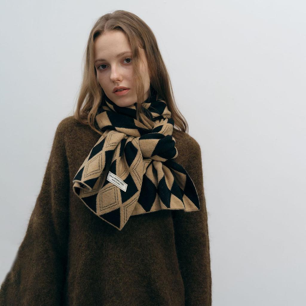 Niche Designer Versatile Warm Senior Sense Winter Warm Two-color Rhombus Knitted Plaid Scarf Women
