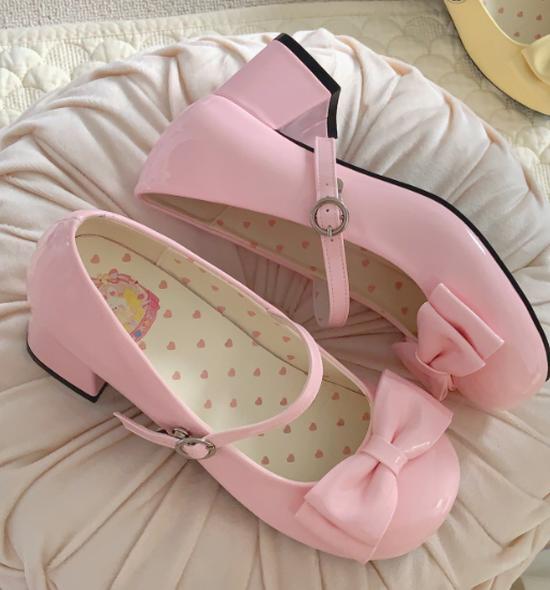 [В наличии] Милые туфли в стиле Лолиты на среднем каблуке с бантом в форме сердца и узором из вьющихся цветов