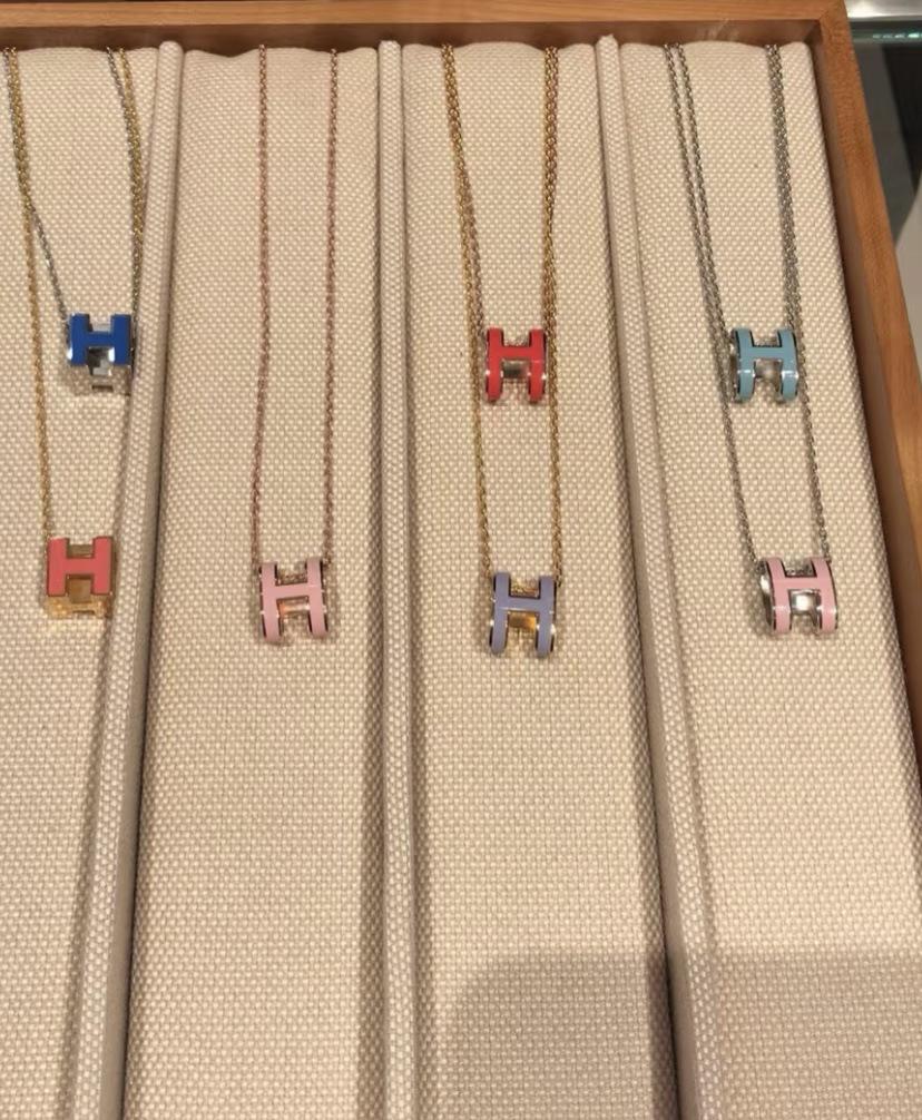 Женское высококлассное эмалированное колье Hermes с буквой H, 18-каратное розовое золото, универсальный нетускнеющий кулон на ключицу