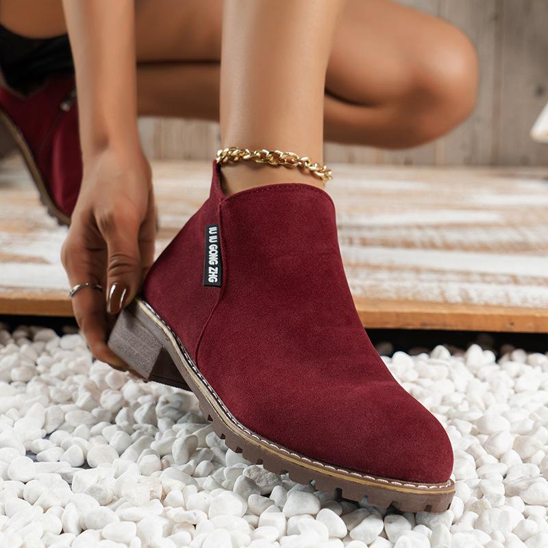 Женские короткие матовые ботинки в стиле ретро с толстым каблуком, плоским дном и молниями по бокам. Ботинки Martin.