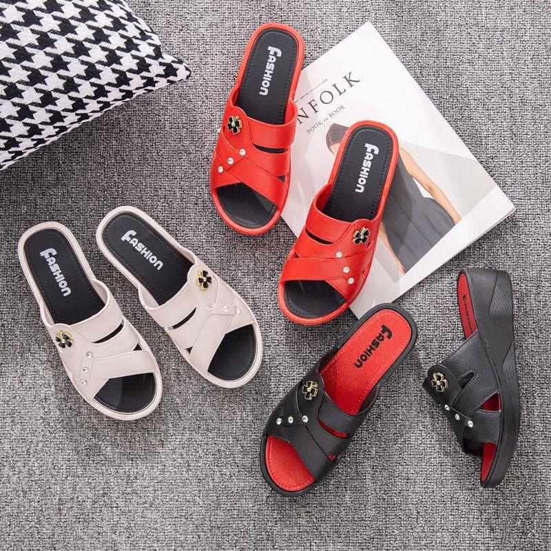 Тапочки «клевер» для мам среднего возраста, быстросохнущие нишевые босоножки на наклонном каблуке, высококачественные сандалии с толстой подошвой