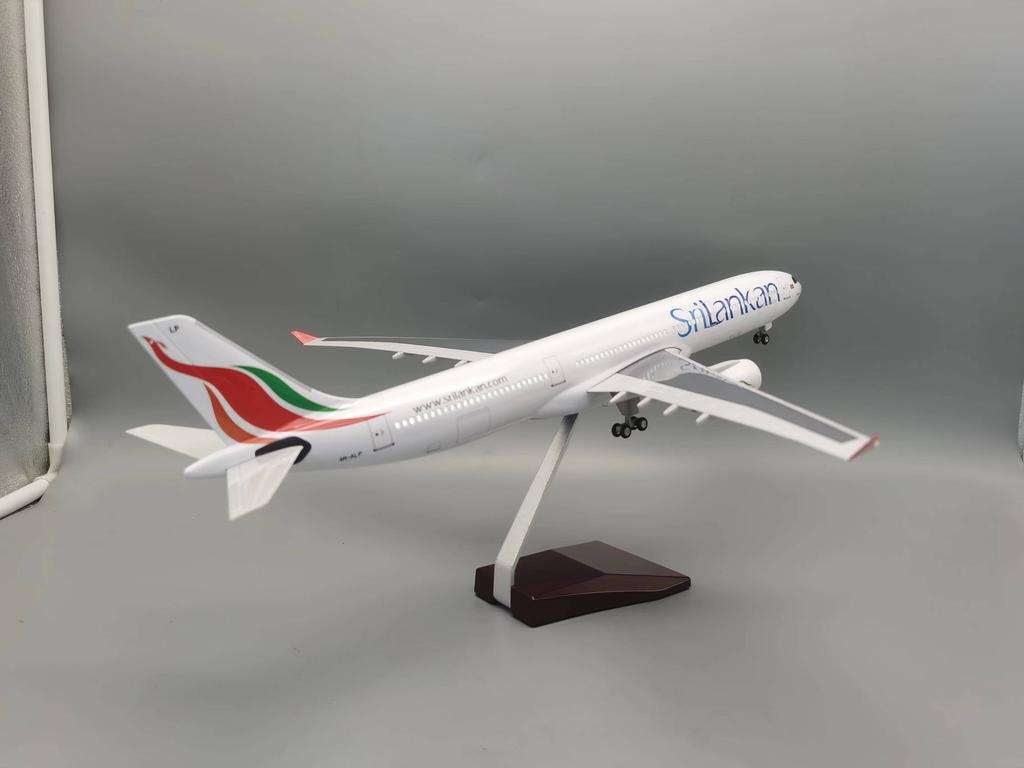 Масштаб 1:135 47см A330 SriLankan Airlines Airbus С подсветкой и колесами Литая смола Модель самолета Коллекционный Дисплей для комнаты