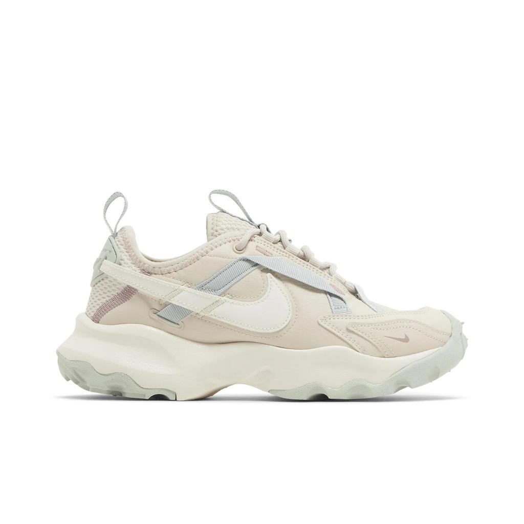 Nike Womens TC 7900 'Light Orewood Taupe' (women's sizes) Light Orewood Brown / Diffused Taupe / Light Silver / Sail Casual Shoes DD9682 102