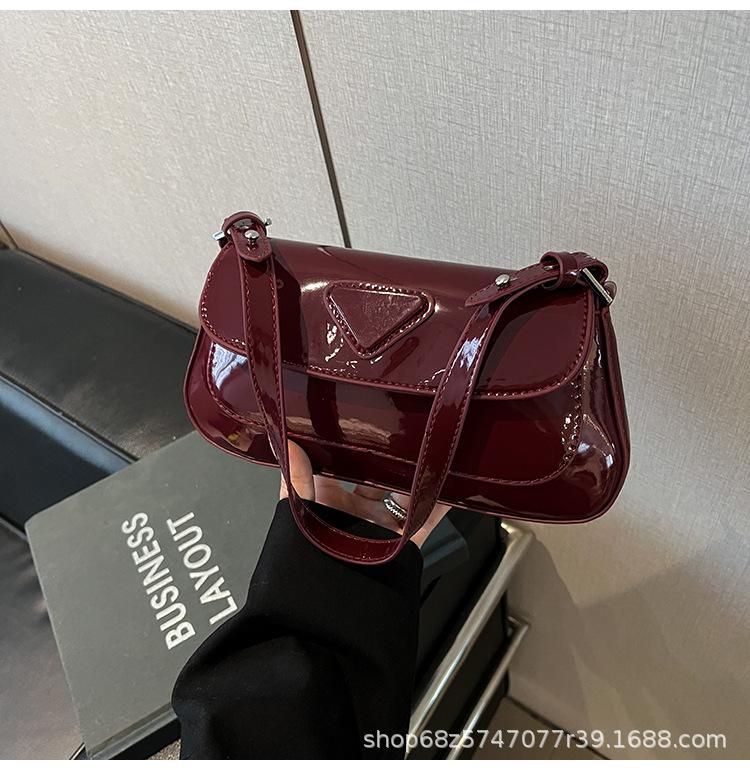 Fashion Patent Leather Underarm Small Bag Women's 2025 New Fashion Niche Baguette Bag Texture Commuter Shoulder Messenger Bag