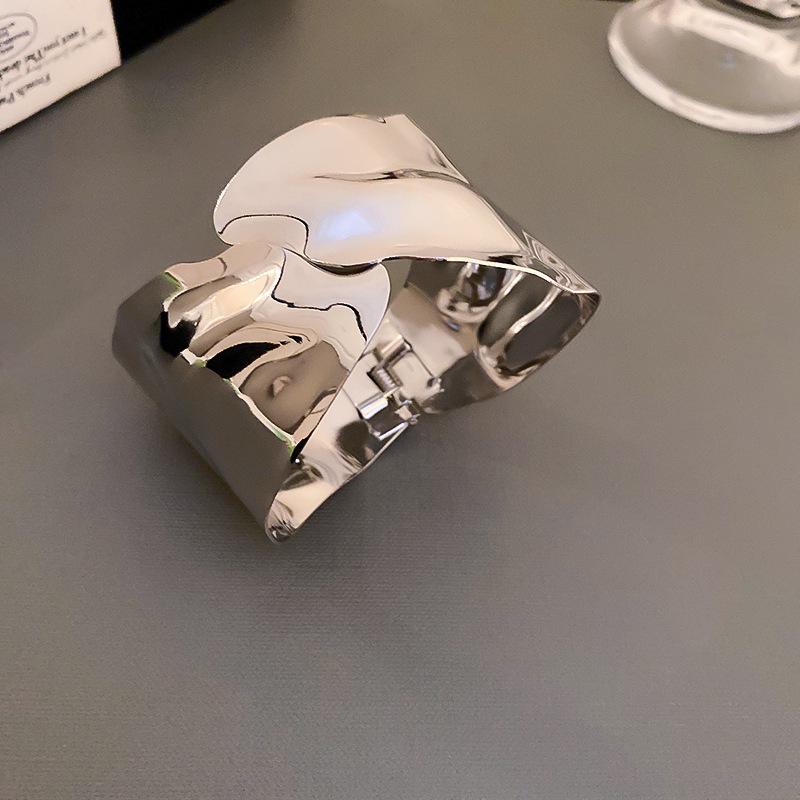 Металлический браслет-манжета с неровной волнистой текстурой: Универсальные модные украшения для женщин