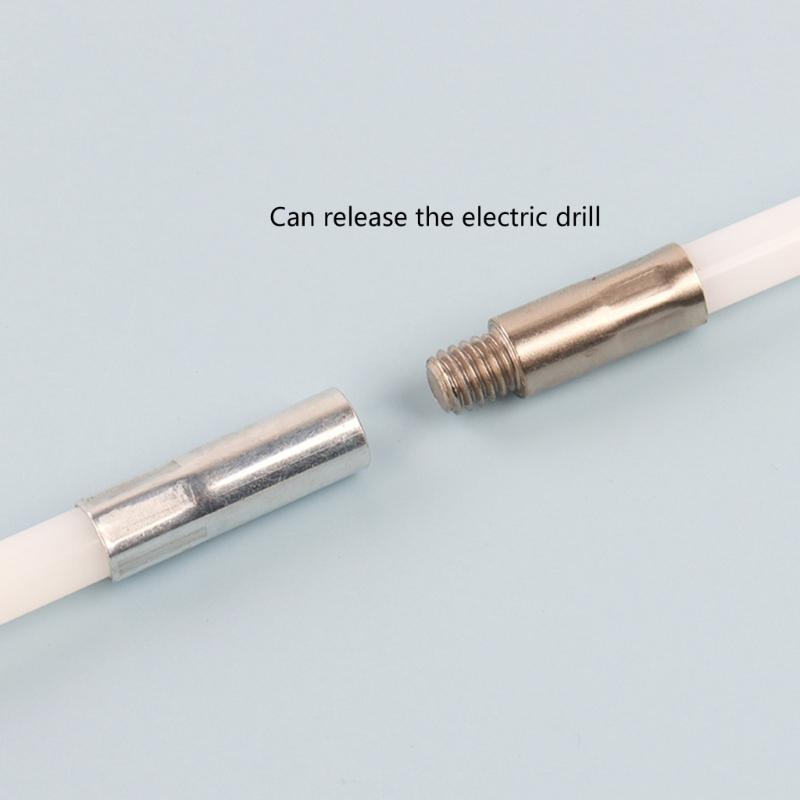 Набор для чистки дымохода и вентиляционного отверстия сушилки включает гибкий стержень и щетки с выдвижным стержнем, подходящий для эффективной чистки