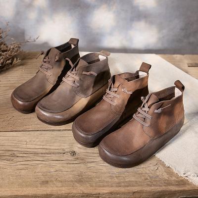 Новый стиль обуви — это ретро цельнокроеные, на мягкой подошве и с мягким верхом ботинки ручной работы, с эластичными вставками.