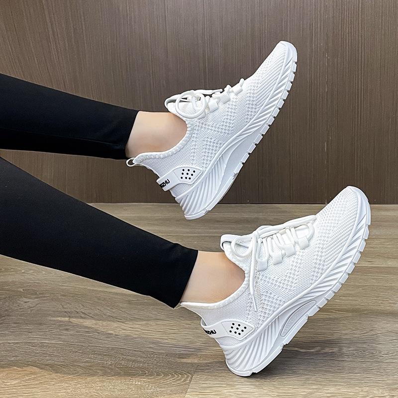 Женские кроссовки из летучей тканой сетки, новые весенние, летние и осенние, дышащие и универсальные, повседневные и легкие, с мягкой подошвой для бега