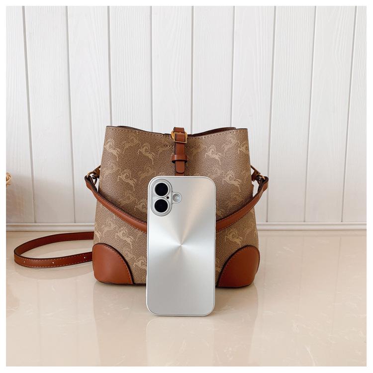 Трендовая сумка-тоут для通勤 2025: Модная сумка-ведро через плечо и на плечо