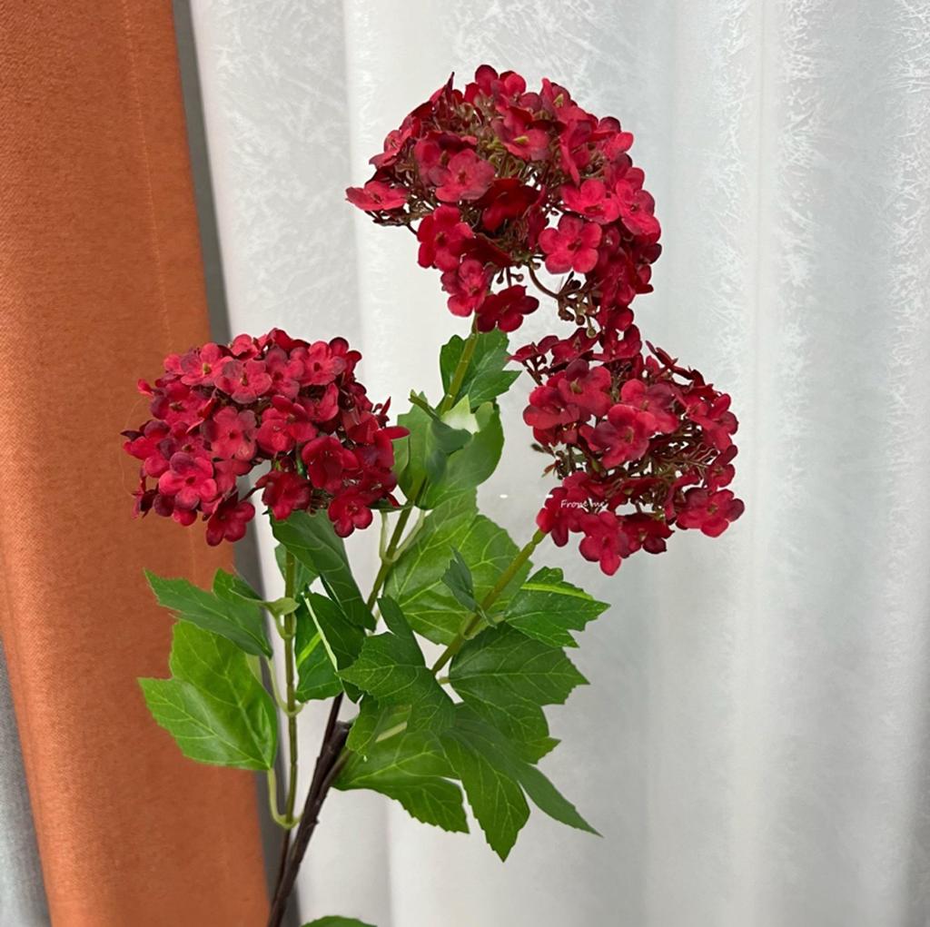 Композиция из искусственных гортензий для украшения обеденного стола и гостиной