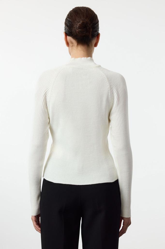 Женский свитер в элегантном стиле с зеленой пуговицей и детальным тонким трикотажным свитером