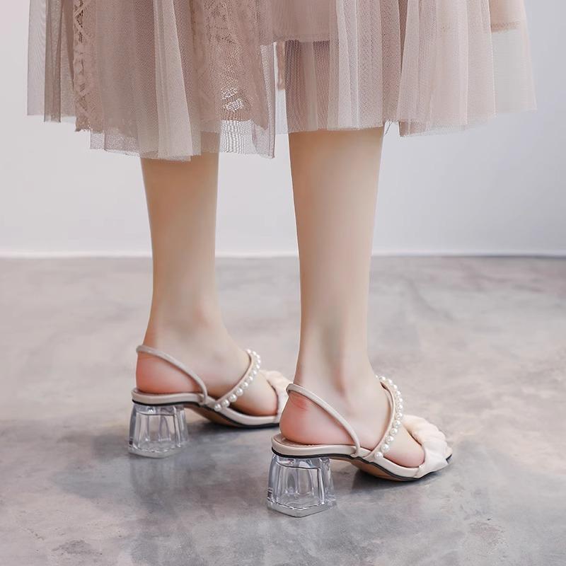 Крутые тапочки женские 2025 новые летние средний каблук толстый каблук французские универсальные для улицы фея ветер жемчуг сандалии с двумя способами носки