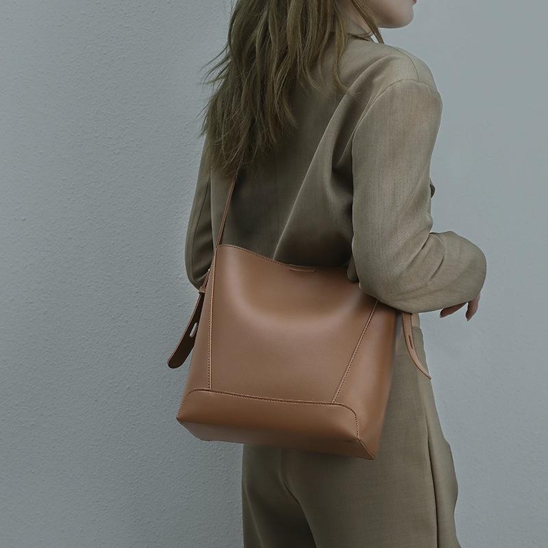 IELGY Women's Fashion Bucket Bag, Versatile Commuter Large-capacity Shoulder Underarm Tote Bag