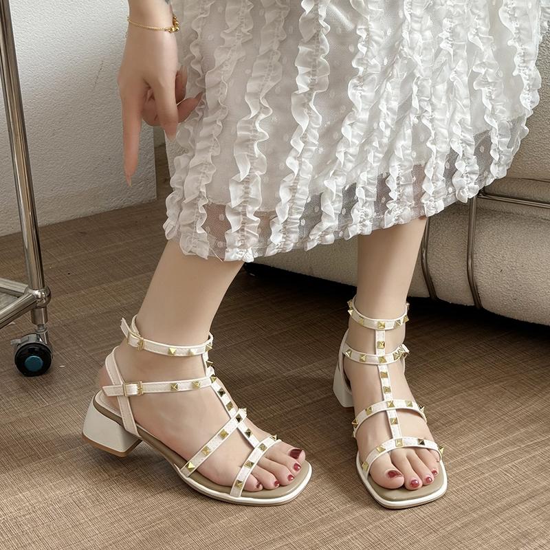 Модная летняя новая обувь на толстом каблуке Женская мода Квадратный носок Открытый носок Перфорированная Клепки Противоскользящая Износостойкая Высокие каблуки