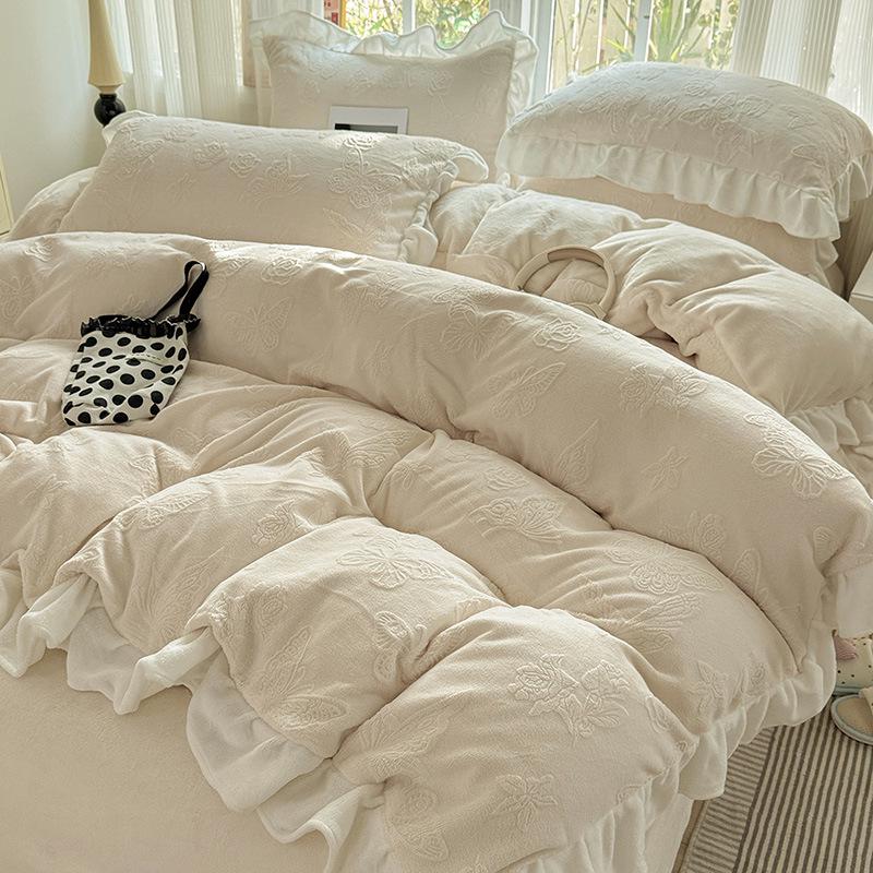 Комплект из 4 предметов класса А из молочного бархата с кружевом для зимы: Мягкий, двухсторонний коралловый флис кремового цвета