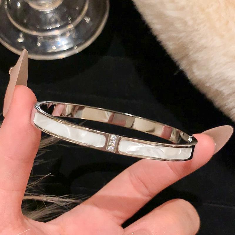 Hot-Selling Titanium Steel Luxury Bracelet Collection: Versatile Design