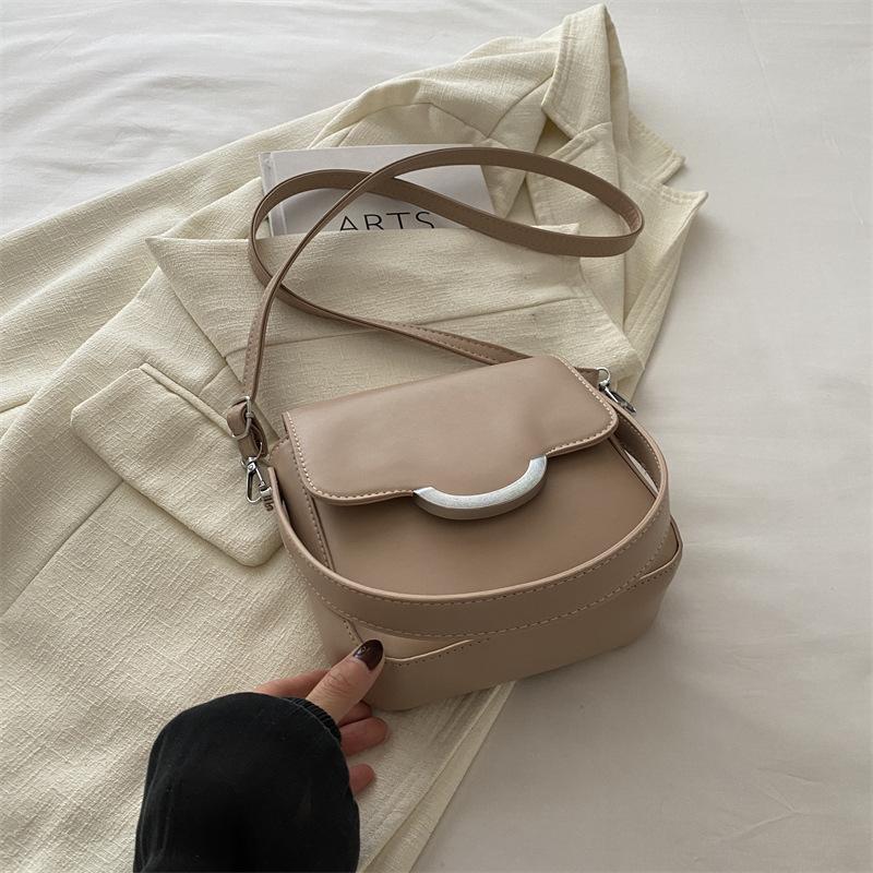 2024 новый темпераментный модный дизайн одно плечо через плечо иностранный стиль однотонный ретро повседневная подмышечная текстура сумка через плечо