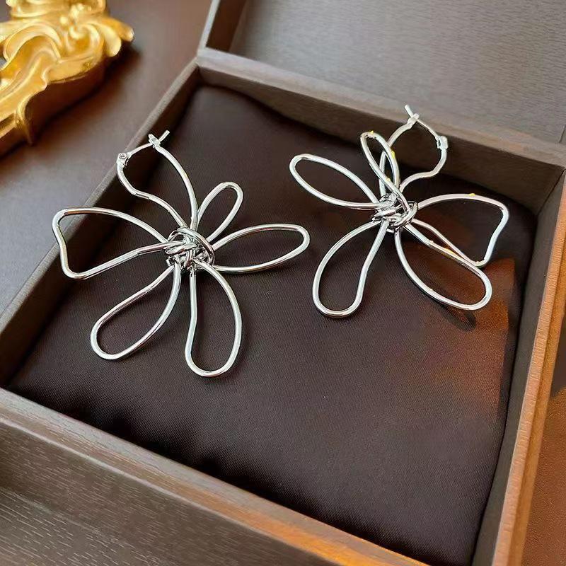 1 Pair of Stylish Minimalist Hollow Floral Asymmetrical Design Earrings for Everyday Wear, Vacation, Date, Birthday Gift, Perfect Gift