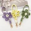 1 шт. Вязаный крючком брелок с цветком ручной работы и подвеска для телефона, из разноцветной пряжи, декоративный цветочный дизайн, праздничный органайзер для ключей, рождественский подарок для женщин