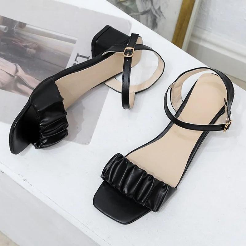 Модные женские босоножки на квадратном каблуке 2024 года, летние новые корейские босоножки с плиссировкой и пряжкой на щиколотке, повседневные босоножки на высоком каблуке в простом римском стиле
