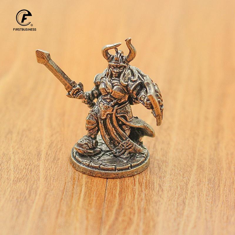 Винтажная миниатюрная статуэтка воина-гнома из белой латуни, настольная игра, модель воина, игрушка, настольное декоративное украшение, ремесло, подарок