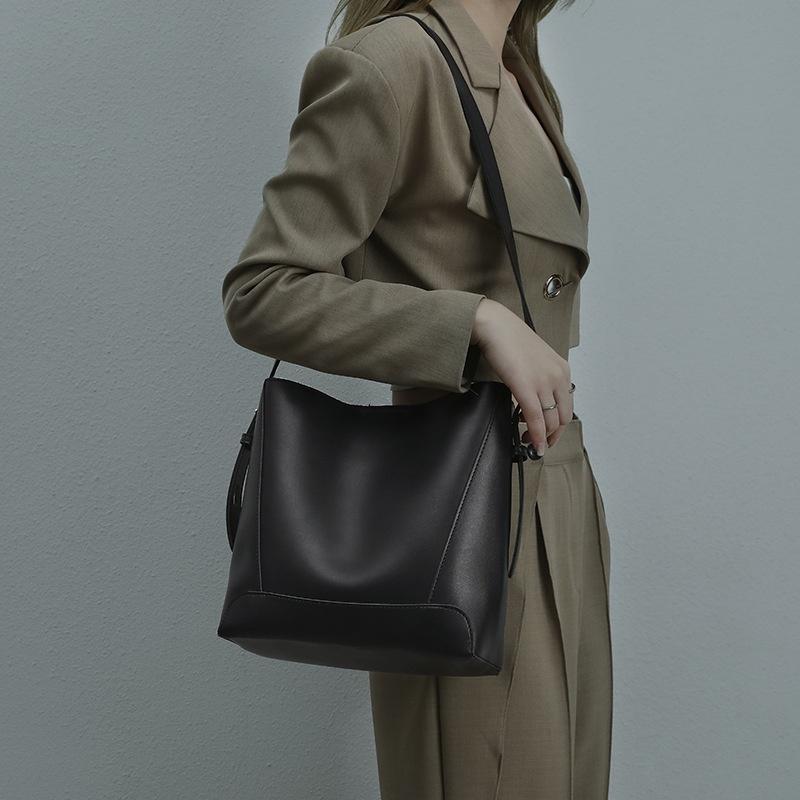 IELGY Women's Fashion Bucket Bag, Versatile Commuter Large-capacity Shoulder Underarm Tote Bag