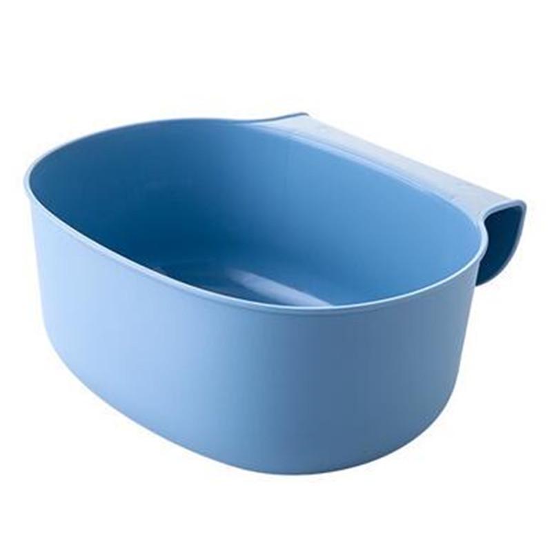 На двери кухонного шкафа висит большой мусорный бак, европейский пластиковый ящик для хранения без крышки