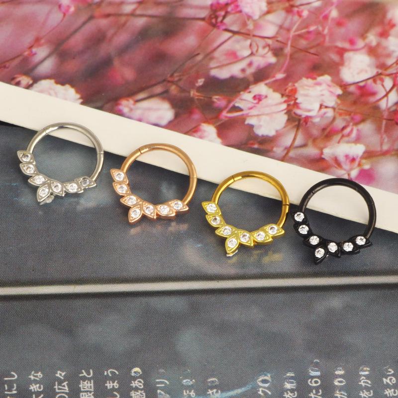 Пирсинг в виде крыльев ангела и серьги-гвоздики для ушных косточек