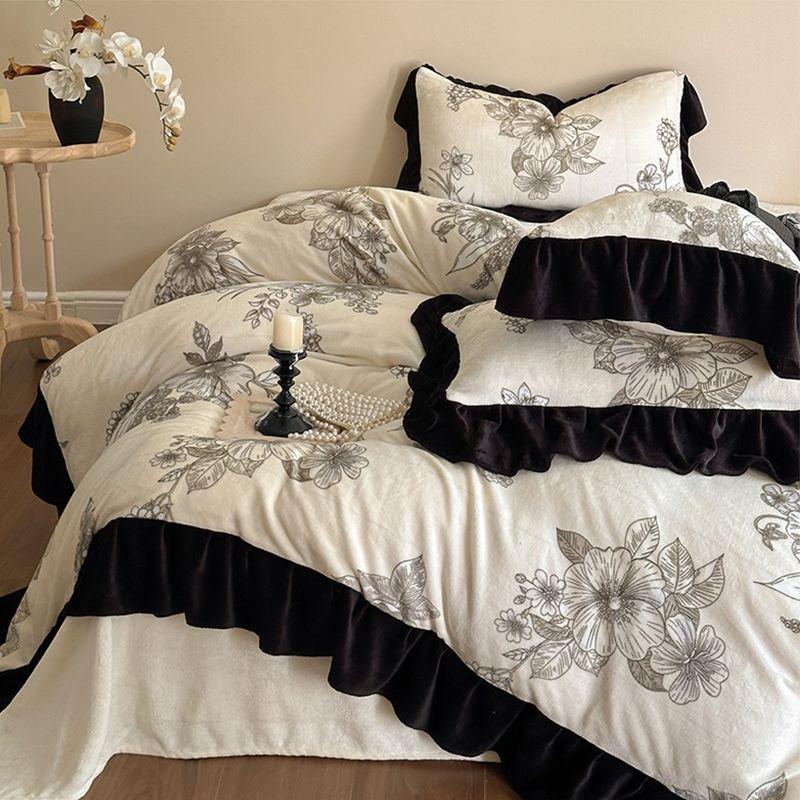 G5Z Постельное белье из молочного велюра и кружева: Утолщенный четырехсекционный комплект из фланели и кораллового флиса, двусторонний, с пододеяльником.