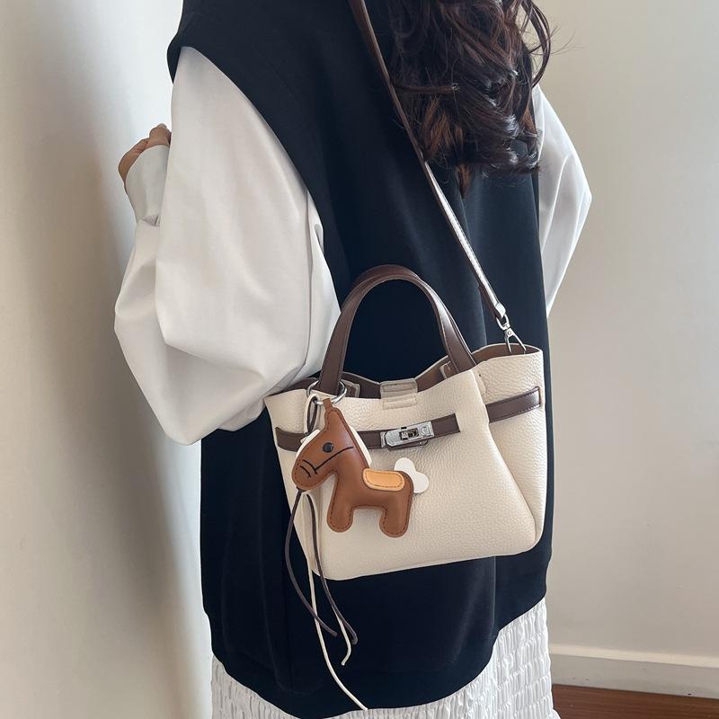 Soft leather new handheld women's bag 2026 casual lychee pattern vegetable basket bag textured versatile single-shoulder crossbody bag