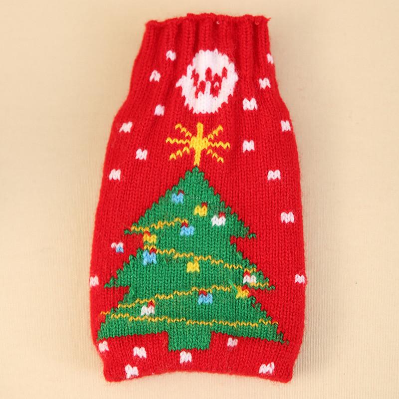 Стильный вязаный рождественский чехол для пивной бутылки с красивыми мотивами снежинок и оленей, идеально подходящий для праздничного настроения.