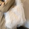 Плюшевая сумка женская большой вместимости 2025 новая осенне-зимняя повседневная нишевая одноплечевая пушистая бахромчатая сумка-тоут для работы