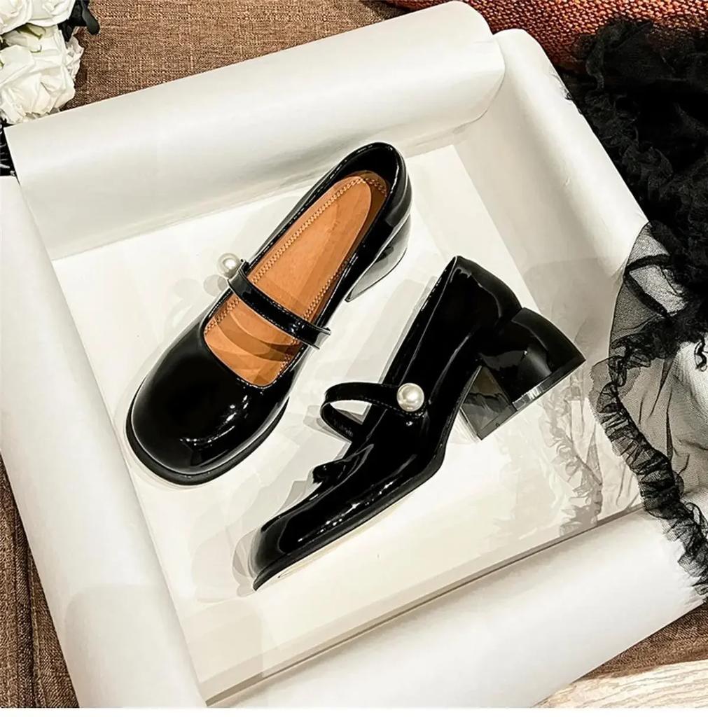 Весенние новые стильные женские туфли Элегантные туфли-лодочки с квадратным каблуком и жемчужной пряжкой Модные кожаные туфли Мэри Джейн на среднем каблуке