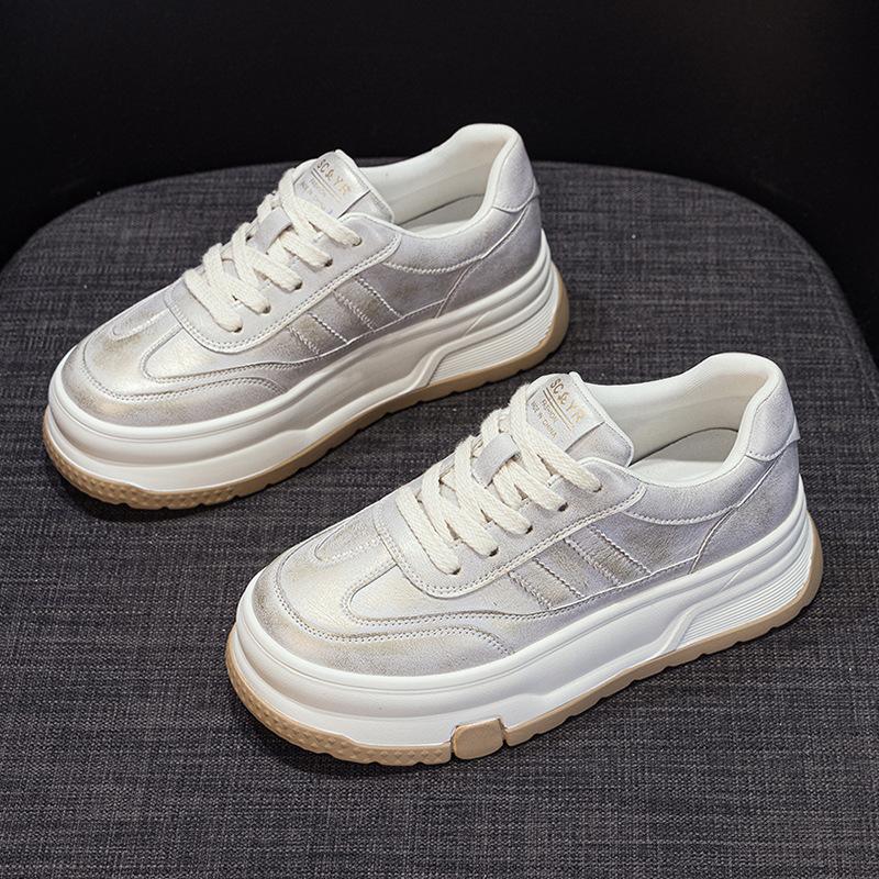 Платформенные белые женские кроссовки 2025 весна новые повседневные спортивные туфли ретро универсальные с небольшой высотой подъема популярные кеды